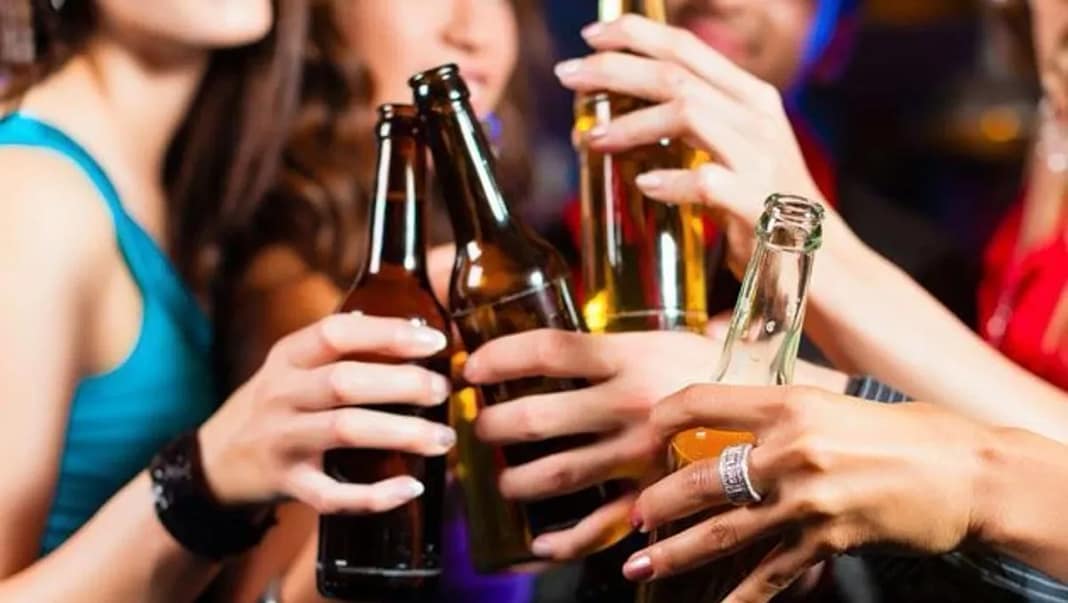 Cuida tu mente: claves para prevenir las adicciones Licor Alcohol Fiesta mujeres