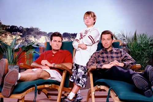 ¿Por qué Charlie Harper nunca usaba calcetines en Two and a Half Men? Un detalle de vestuario con sentido Serie Dos hombres y medio - Two and a half men