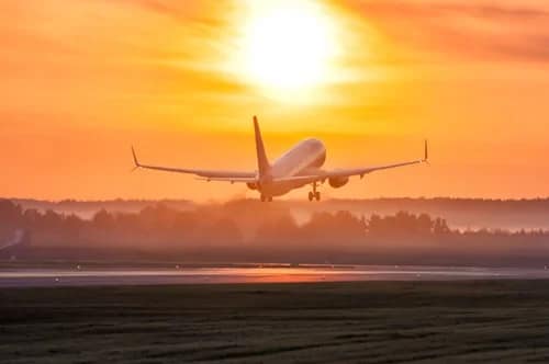 Volando con niños: 10 trucos para un viaje en avión sin berrinches ni estrés Avión Vuelo Viaje