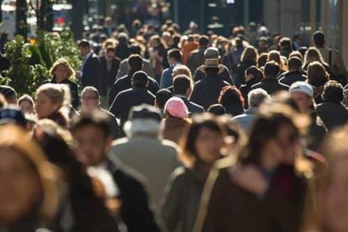 El Poder de la Demografía: Cómo el envejecimiento y el crecimiento poblacional remodelarán economías y equilibrios globales Multitud población