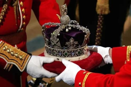 Escándalos sexuales y peleas familiares que remecieron la monarquía británica Monarquía