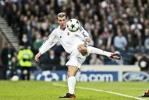 Zinedine Zidane y el arte de la elegancia en el campo: Análisis de su estilo único Zinedine Zidane