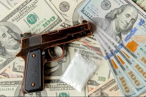 El poder del narco: La amenaza del crimen organizado a gobiernos de América Latina Drogas pistola arma dinero