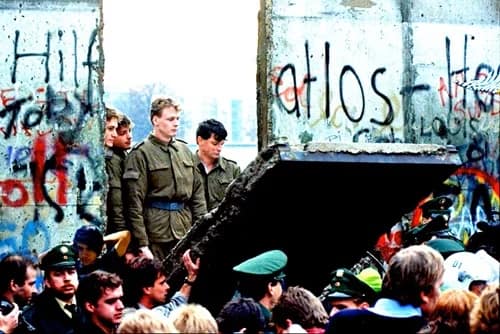El ‘Muro de Berlín’: El colapso del símbolo de la Guerra Fría y el nacimiento de una nación unida Muro de Berlín